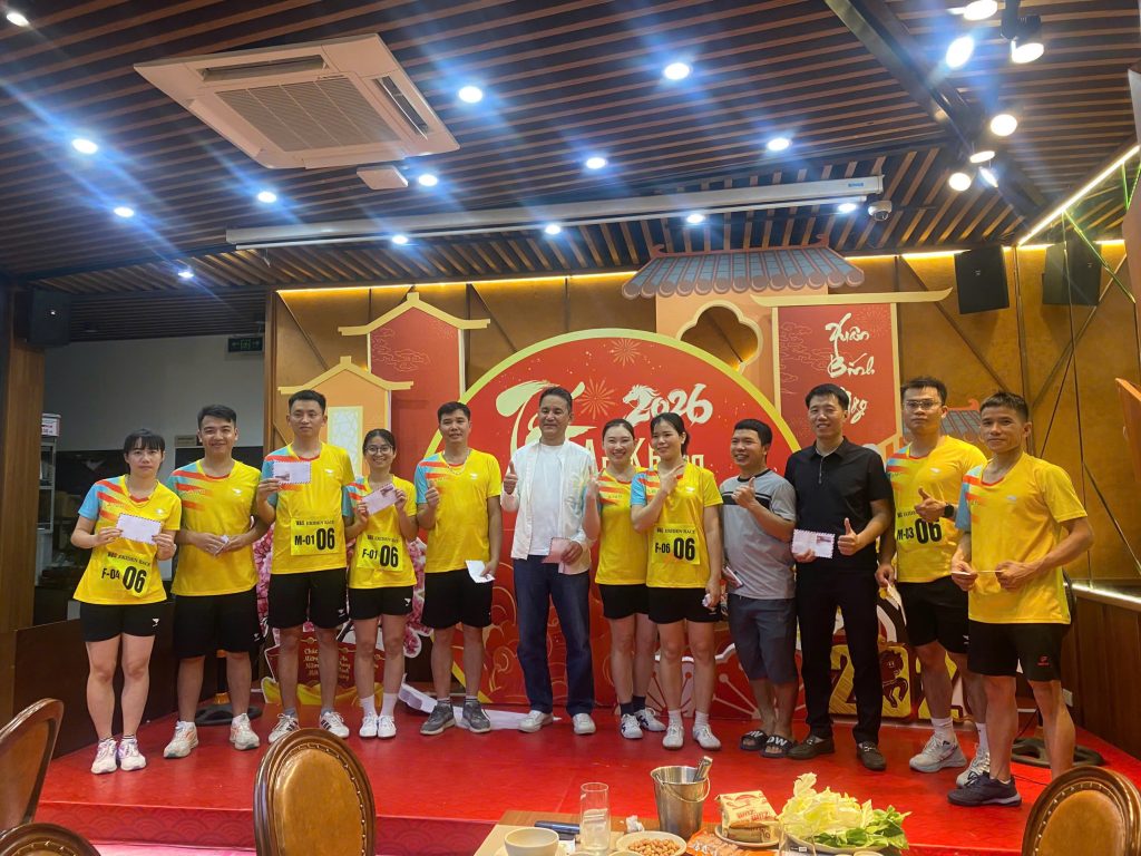 Tổng giám đốc Matsukawa Tetsuya trao quà cho các VĐV